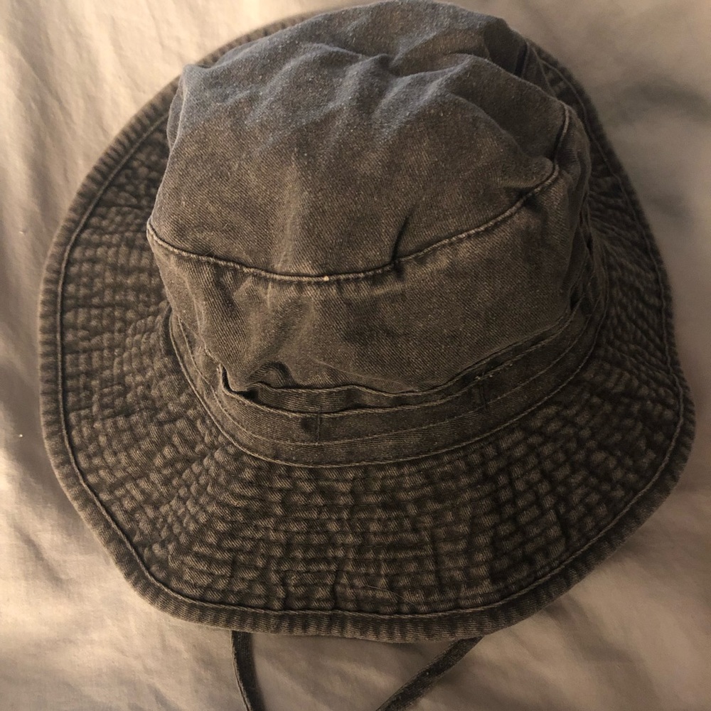 Men’s canvas bucket hat with chin strap.